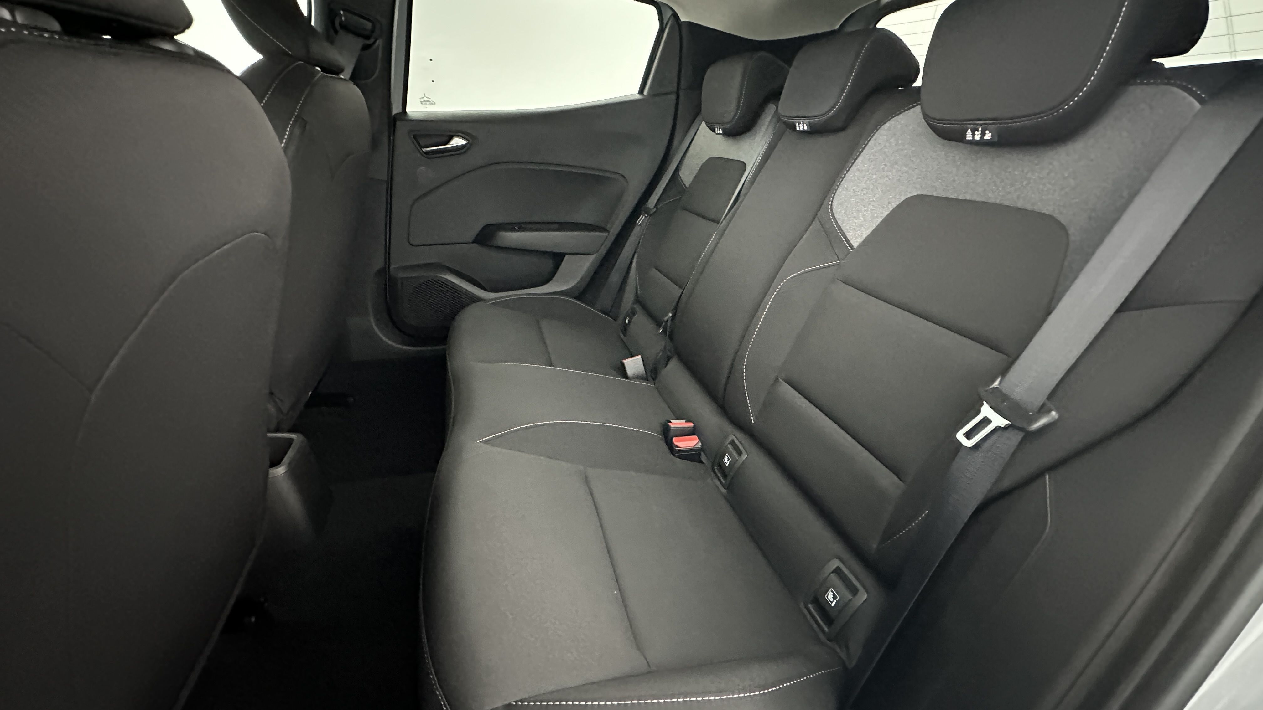 GLI00010437_p53 - RENAULT - CLIO - 2025 - photo 9