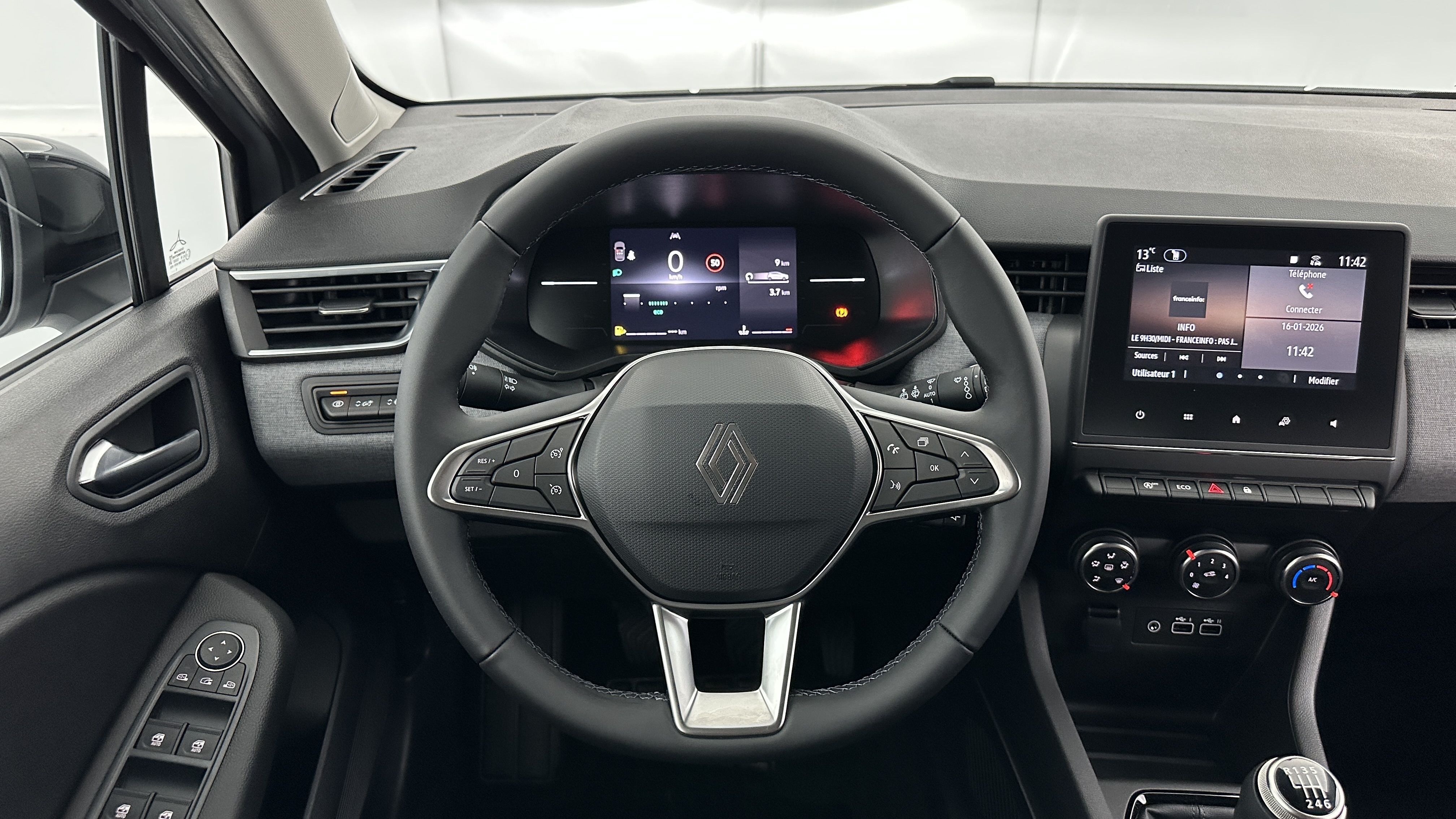 GLI00010437_p53 - RENAULT - CLIO - 2025 - photo 14