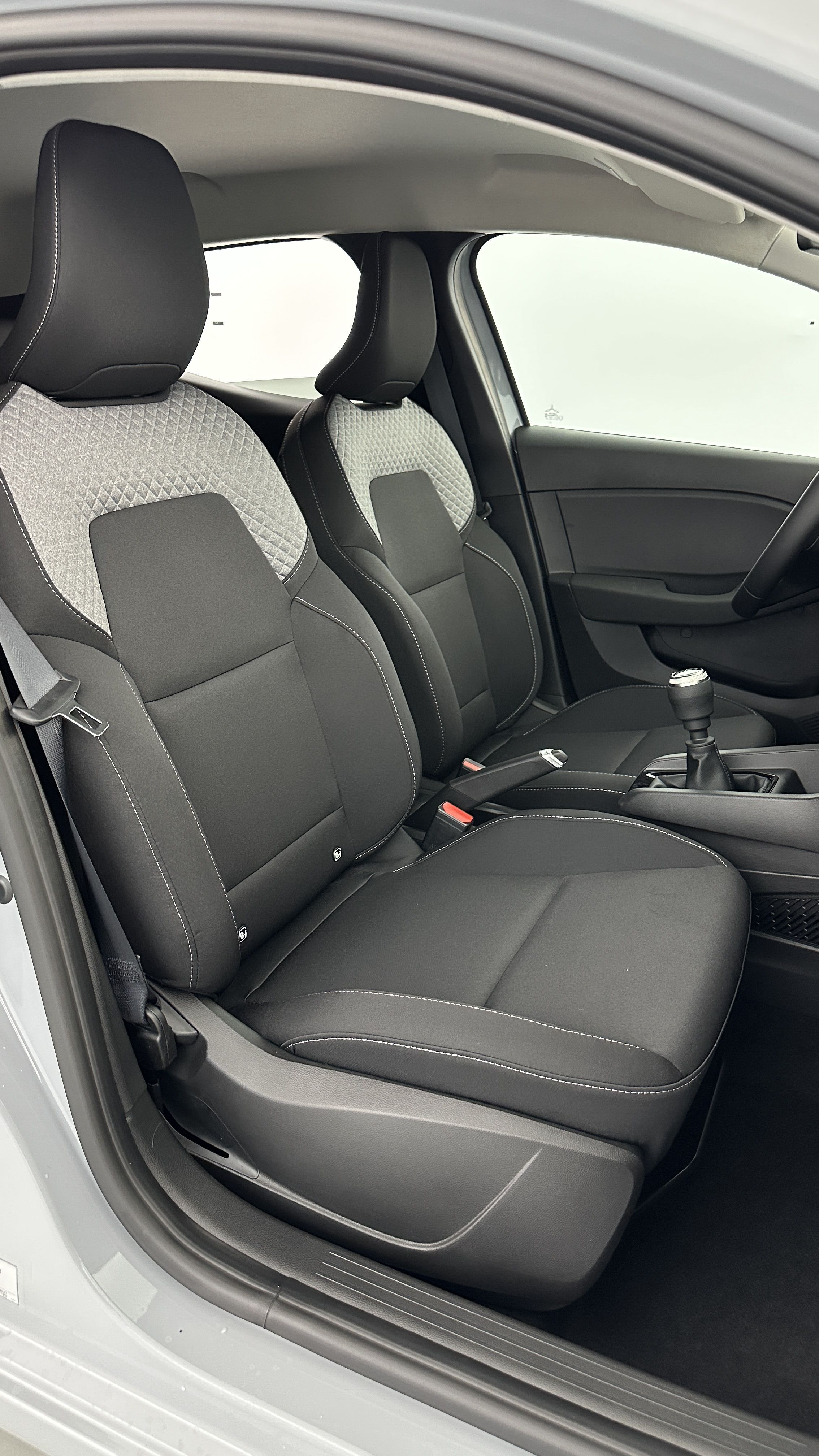 GLI00010437_p53 - RENAULT - CLIO - 2025 - photo 17