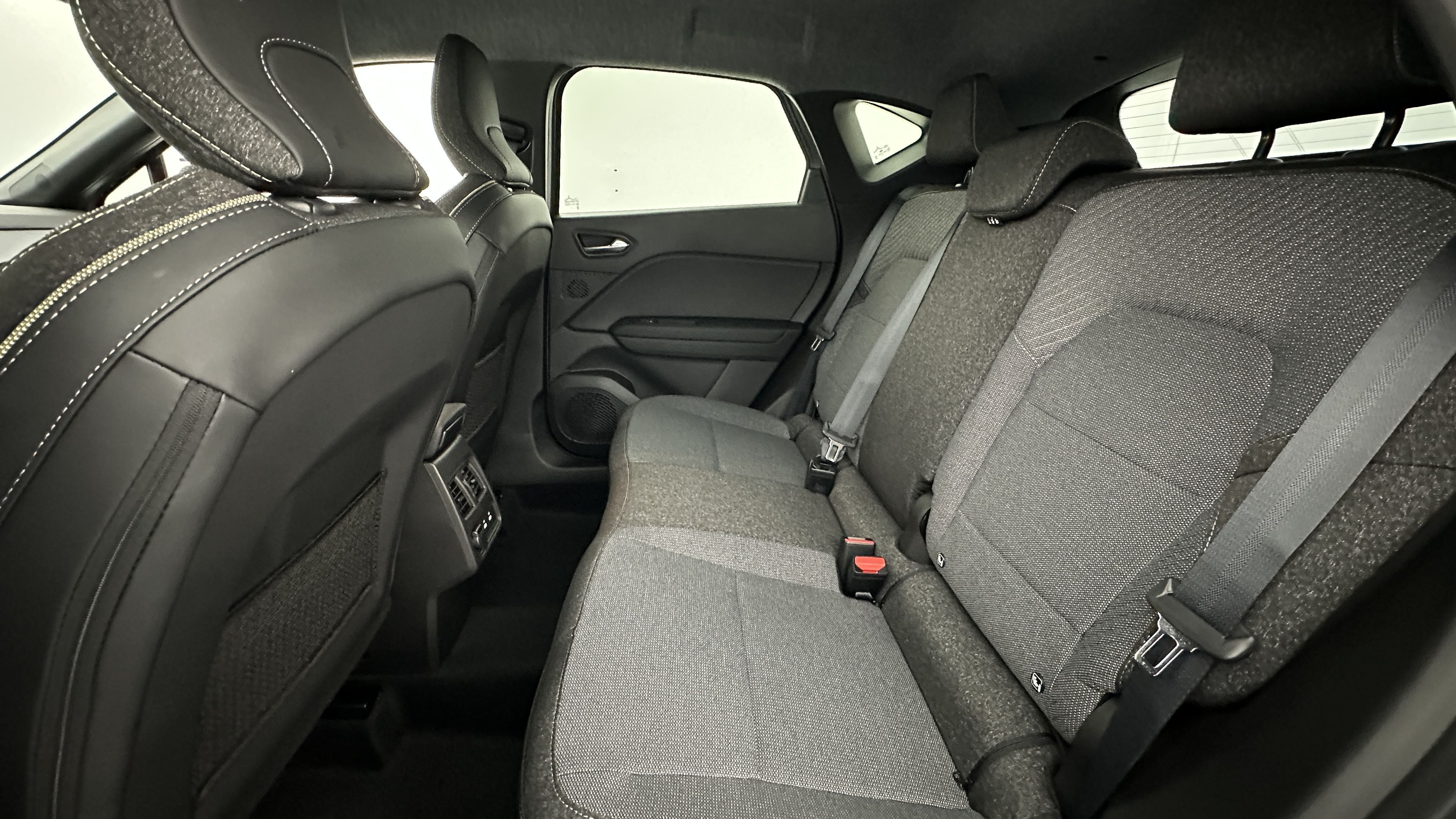 GLI00009838_p53 - RENAULT - CAPTUR - 2025 - photo 9