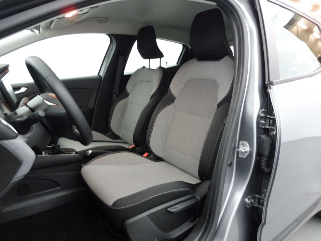 72511_p51 - RENAULT - CLIO - 2025 - photo 12