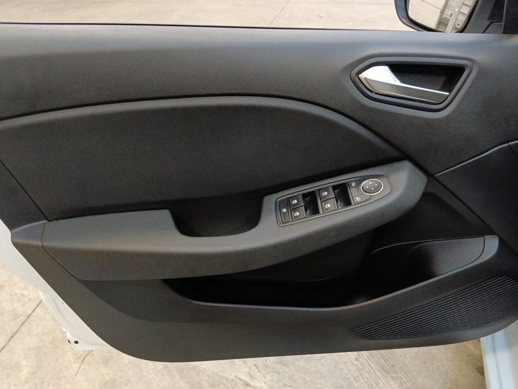 71348_p51 - RENAULT - CLIO - 2025 - photo 11