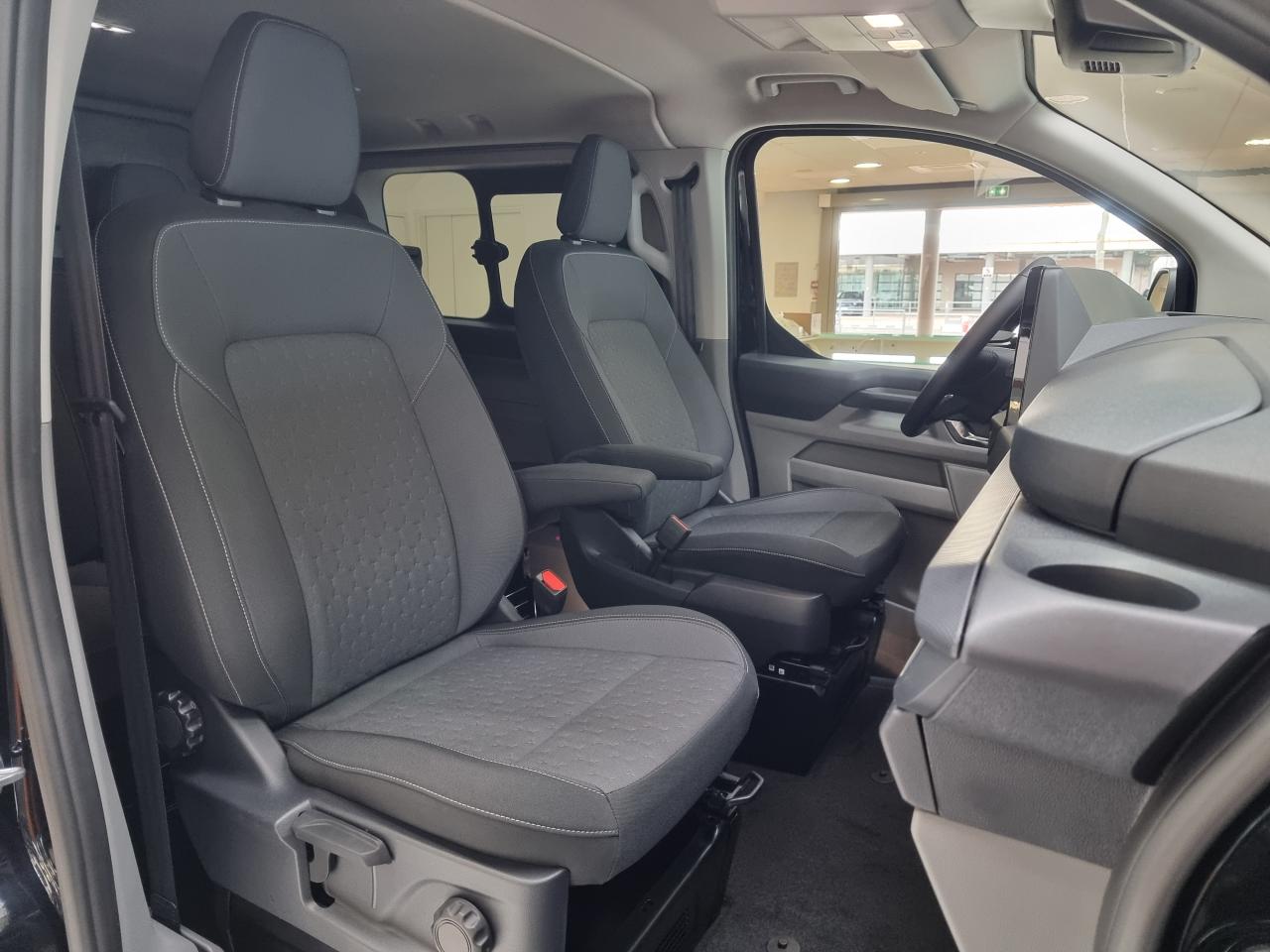 0679-0003189_p68 - FORD - TRANSIT - 2025 - photo 12