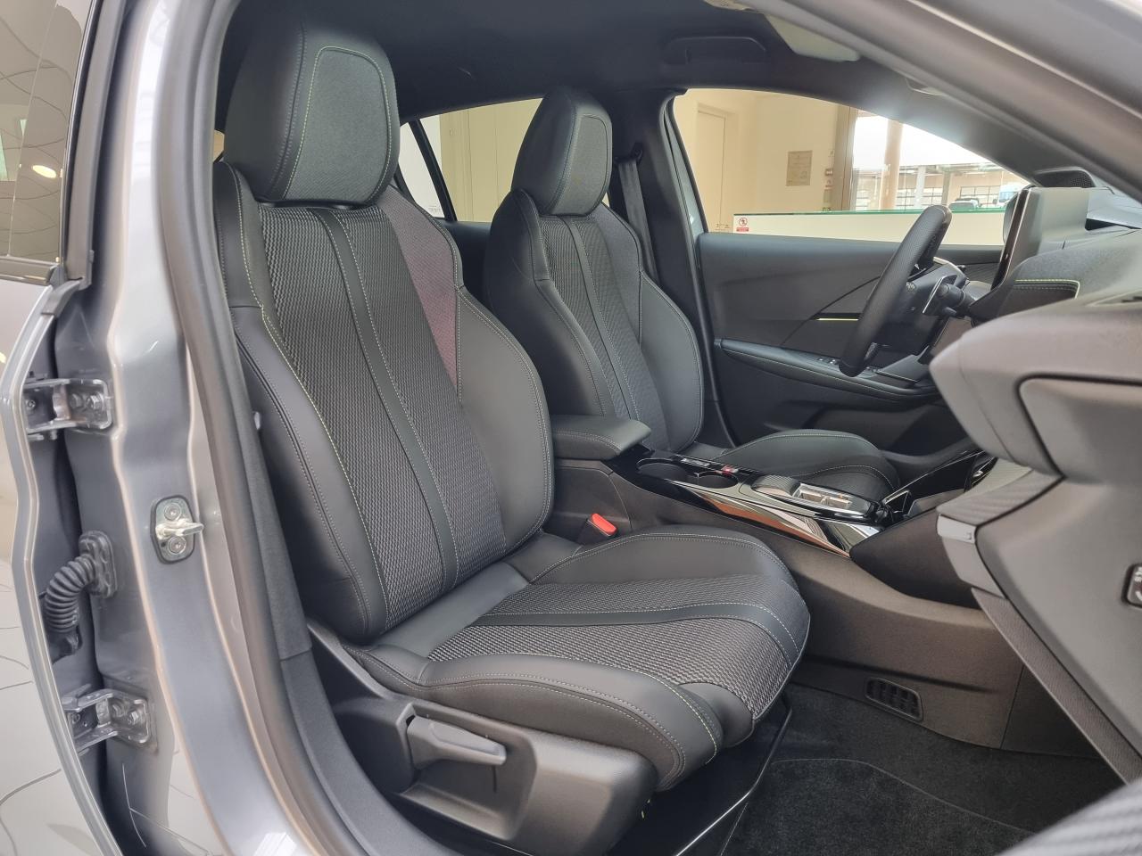 0679-0003378_p68 - PEUGEOT - 208 - 2025 - photo 10